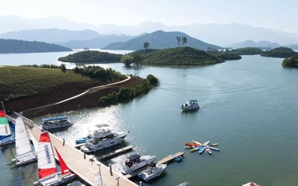 Trải nghiệm du thuyền hạng sang quanh 108 đảo của hồ Núi Cốc