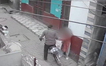 Người đàn ông bị camera ghi lại hành động gây sốc trên phố