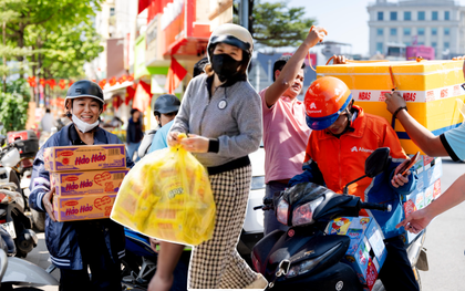 Hà Nội đồng lòng hướng về miền Trung: Hàng loạt điểm tập kết hàng cứu trợ mọc lên khắp nơi, từng gói quà kèm lời nhắn gửi trọn yêu thương
