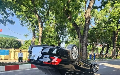 Hà Nội: Ô tô lật ngửa trên đường Hoàng Diệu sau khi đâm dải phân cách