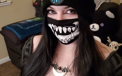 Choáng ngợp trước nhan sắc của nữ streamer Mặt Quỷ xinh đẹp