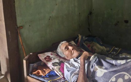 Con trai bệnh tật vẫn gắng ôm thi thể mẹ suốt đêm lũ ở Đắk Lắk