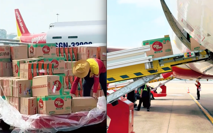 Hình ảnh những thùng mì tôm nối đuôi nhau lên máy bay về miền Trung