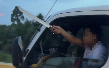Tài xế ô tô không thắt dây an toàn, cầm dao "hổ báo" trên cao tốc