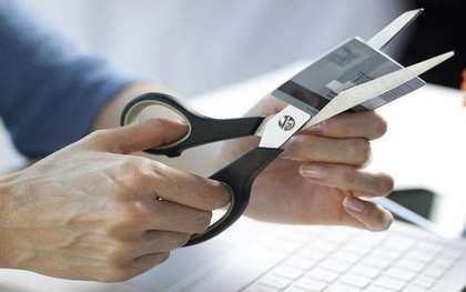 Một ngân hàng giảm mạnh phí hủy thẻ