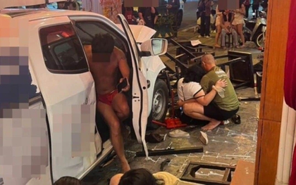 Chiếc ô tô lao vào nhà hàng, làm bị thương 14 người, tài xế xuống xe khiến ai cũng sững sờ