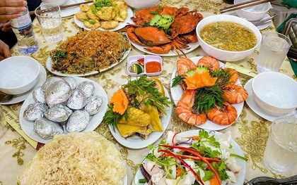 Vừa thấy cỗ cưới của bạn, cô gái liền đứng dậy ra ngoài: 10 năm sau, cô dâu mới có được lời giải thích