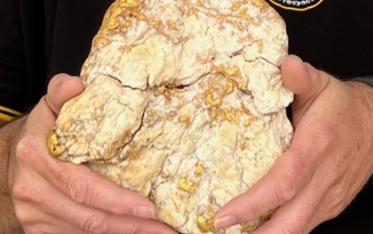 Người đàn ông bẻ đôi cục đá, phát hiện 69 cây vàng trị giá hơn 10 tỷ đồng bên trong