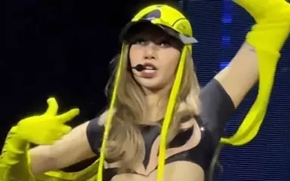 Bộ đồ bó sát của Lisa (BlackPink) bị chê phản cảm