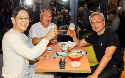 Dấu hiệu bong bóng AI sắp nổ tung: Chỉ cần CEO Nvidia đi ăn gà rán, cổ phiếu quán bán gà ngay lập tức bốc đầu tăng 20%