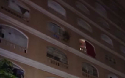 Cặp đôi ẩu đả ở hành lang rồi trở lại căn hộ, vài ngày sau thì xảy ra chuyện khiến hàng xóm ám ảnh