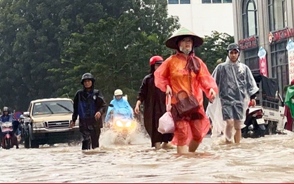 Nước lũ ở Huế và Đà Nẵng lại lên nhanh, ngập lụt diện rộng tái diễn