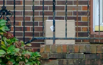 Người phụ nữ sốc nặng khi thấy tay người trong gói hàng mới nhận