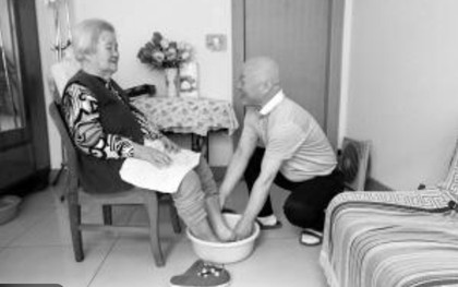 5 người con thay nhau mỗi người một ngày chăm mẹ già 92 tuổi: Chỉ mong mẹ có cảm giác “mới mẻ”