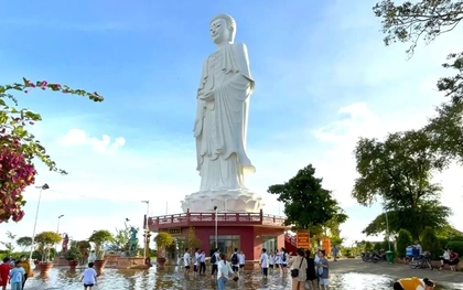 Du khách kéo về chùa Núi Nổi trải nghiệm hiện tượng 'có một không hai'