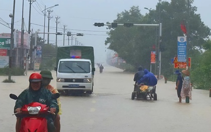 Biển nước bao vây xã Lệ Thủy, người dân hối hả chạy lũ