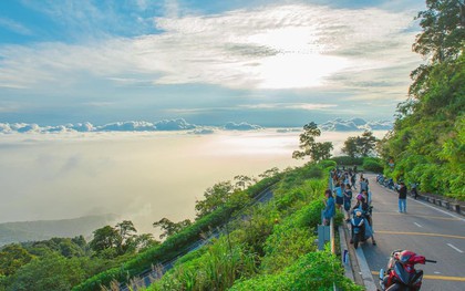 Cảnh tượng ngay lúc này ở Ba Vì, Hà Nội: Du khách trầm trồ nhận xét "Cả năm chỉ có 1 lần!"