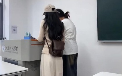 Bóng lưng của 2 nữ sinh khiến hàng triệu người tranh luận