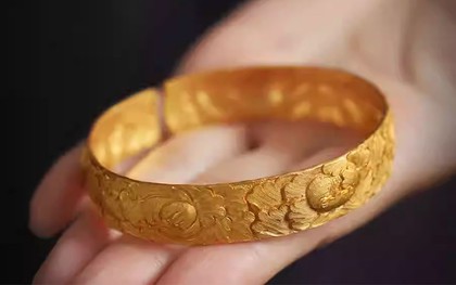 Ăn trộm vòng vàng của bạn gái để mua quà kỷ niệm 1 năm yêu nhau