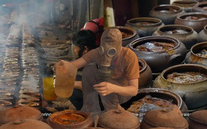 Sự thật về chiếc mặt nạ phòng độc dùng để kho cá tại Làng Vũ Đại ngày Tết