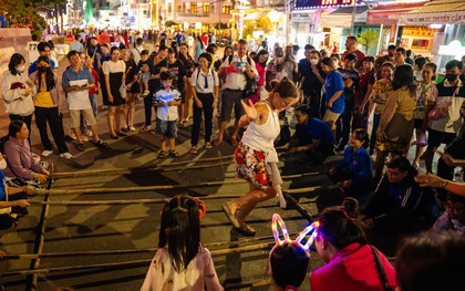 Phố đi bộ Ninh Kiều thu hút du khách trong ngày trở lại