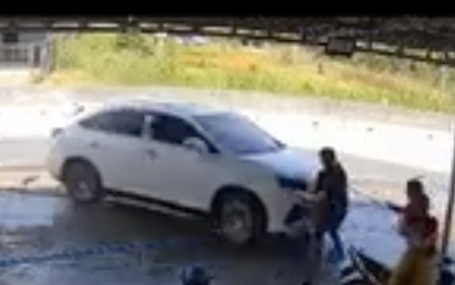 Em trai lái ô tô đâm vào nhà chị ruột, tông tử vong em mình