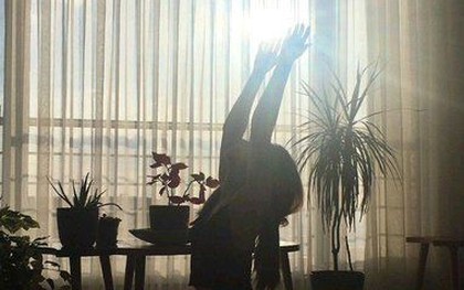 5 động tác yoga buổi sáng chị em bận mấy cũng nên tranh thủ tập: Thải độc, đốt mỡ, cải thiện tâm trạng và xương khớp