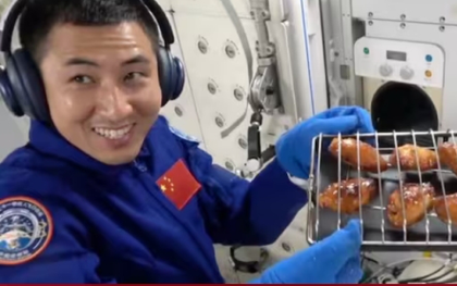 Phi hành gia nướng cánh gà và bít tết ngay trên trạm vũ trụ