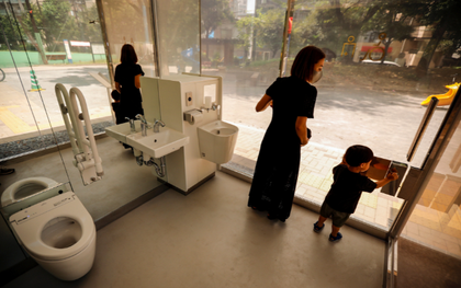 Khách Việt bất ngờ với 1 chi tiết lạ trong nhà vệ sinh công cộng ở Nhật Bản, nhận xét: "Đến mức này rồi sao!"