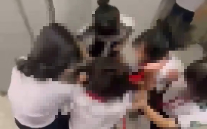 Vụ nữ sinh bị đánh hội đồng ở TP HCM: Gia đình đề nghị đuổi học nhóm học sinh, mời công an vào cuộc