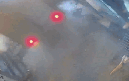 Thót tim xe tải lao nhanh tông hàng loạt ô tô, xe máy và người trong ngõ