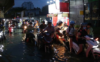 TP HCM: Nhiều người chật vật dắt xe máy về nhà khi triều cường vượt mức lịch sử