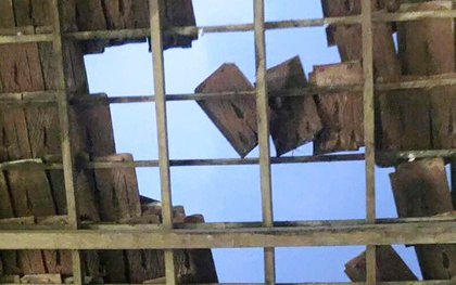 CLIP: Lốc xoáy bất ngờ giữa bão số 13 ở Quảng Ngãi