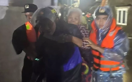 Bất an vì triều cường tấn công, xuyên đêm sơ tán người già, trẻ nhỏ