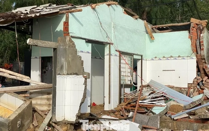 Bờ biển Quảng Ngãi tan hoang sau bão, người dân thất thần bên căn nhà chỉ còn vách tường nghiêng ngả