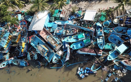 Đắk Lắk: Hàng trăm tàu cá chồng chất lên nhau sau bão số 13, ngư dân bật khóc