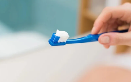 Buổi sáng nên đánh răng trước hay ăn sáng trước?