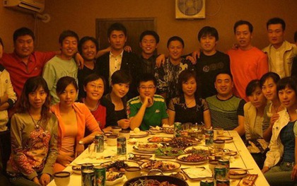 Đi họp lớp mới thấy khoảng cách lớn nhất không phải năm tháng, mà là ví tiền