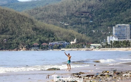 Bãi biển Quy Nhơn ngập rác