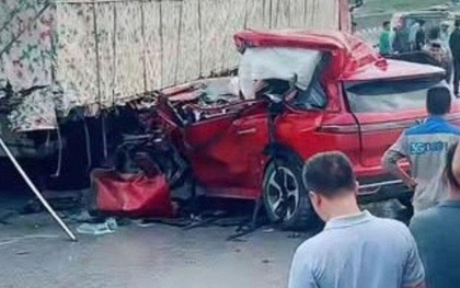 Xe ô tô 7 chỗ tông vào hông xe đầu kéo trên cao tốc, tài xế tử vong, 3 người khác bị thương