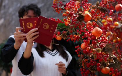 Đám cưới kiểu mới ở Trung Quốc: Trong quán bar, ga tàu và giữa đỉnh núi tuyết