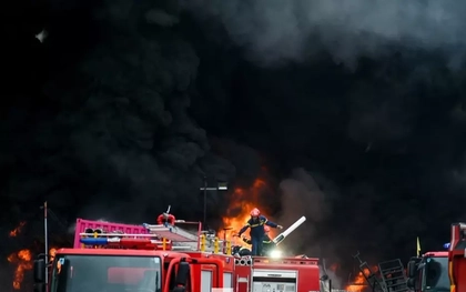 Cháy kho bãi kinh hoàng ở Đà Nẵng, khói đen che kín cả mảng trời