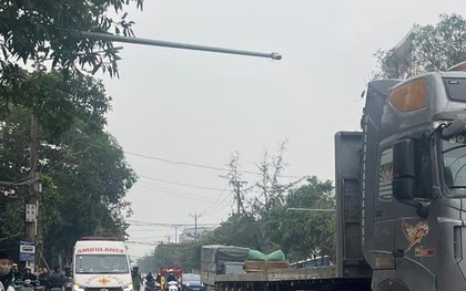 Đi khám bệnh về, cụ ông 79 tuổi va chạm với xe đầu kéo, bị cán tử vong