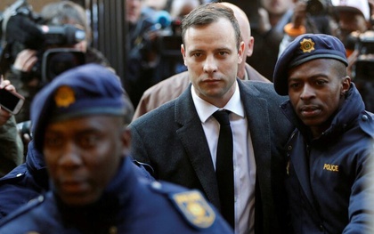 Huyền thoại Paralympic nã 4 phát đạn xuyên cửa nhà vệ sinh, cướp đi mạng sống bạn gái xinh đẹp gây sốc toàn thế giới