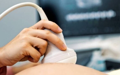Khám cho người phụ nữ mang thai, bác sĩ phát hiện ra "bí mật" trong bụng