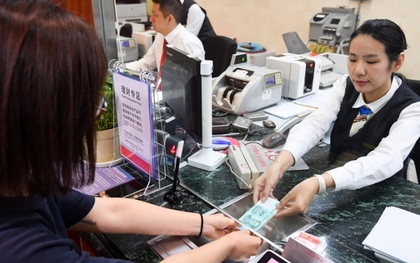 Người phụ nữ đi rút 58 triệu đồng trong tài khoản của chính mình nhưng bị từ chối, nhân viên ngân hàng cho biết: “Chúng tôi hết tiền rồi”