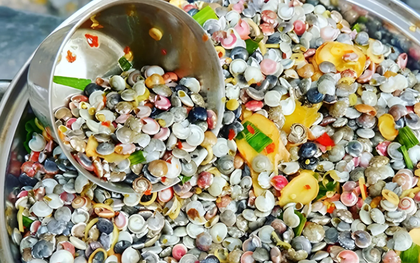 Nhìn sặc sỡ như "đồ hàng" nhưng đây lại là món ngon đặc biệt, nhiều người săn lùng: Vị bùi béo đặc trưng, giá thành cực rẻ