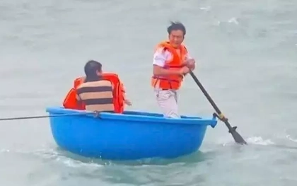 Chủ tịch nước tặng Huân chương Dũng cảm cho 2 người hùng lao ra biển cứu người trong bão số 13