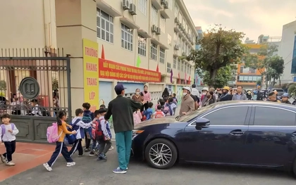 Ô tô Lexus của hiệu trưởng chắn lối và lời cảnh báo an toàn ở trường học