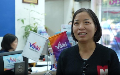 Khách hàng vỡ oà khi trúng vàng từ “Tiết kiệm Vikki – Trúng vàng ký”